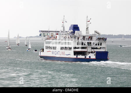 Die Wightlink Isle Of Wight Autofähre 'St. Cecilia' verlässt Portsmouth auf dem Weg nach Fishbourne auf der Isle Of Wight. Stockfoto