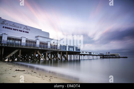 Morgendämmerung am Sandown Pier auf der Isle Of Wight Stockfoto