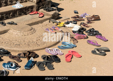 Schuhe und Mondstein außerhalb Vatadage Tempel, Heilige Viereck, Polonnaruwa, Sri Lanka Stockfoto