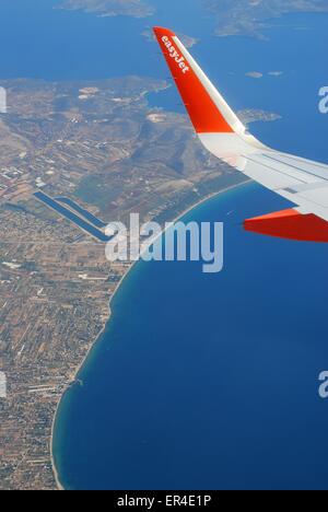 EasyJet Flugzeugflügel im Flug mit Küste der griechischen Insel Unten Stockfoto