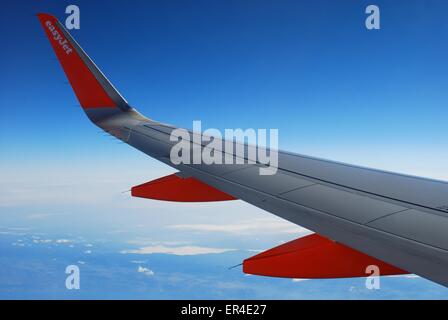 EasyJet Flugzeugflügel während des Fluges Stockfoto