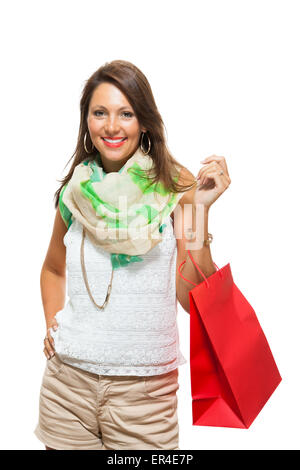 Lächelnd modische Frau auf der Suche nach innen ein rot Shopping Papiertüte hautnah. Isolated on White Background. Stockfoto