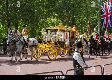 Westminster, UK. 27. Mai 2015.  Die Königin Imperial State Crown ist in einem Reisebus vor ihr durchgeführt, da sie die Zustand-Öffnung des Parlaments in London besucht. Bildnachweis: Keith Larby/Alamy Live-Nachrichten Stockfoto