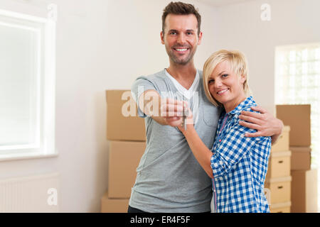 Glückliches Paar Einzug in ihr neues Zuhause Stockfoto