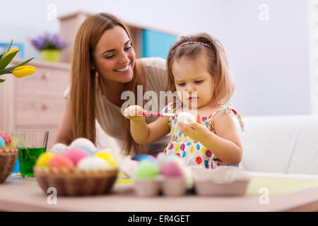 Familie spielt beim Bemalen von Ostereiern. Debica, Polen Stockfoto