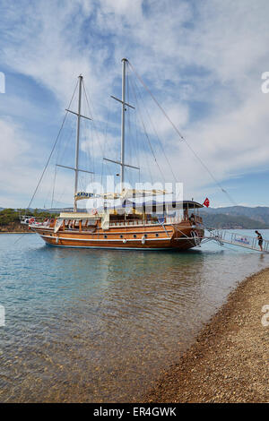 Eines der hölzernen Gulet Kardesler Boote für Ausflüge wie zum Beispiel die 12 Inselrundfahrt vom Hafen von Fethiye, Türkei. Stockfoto