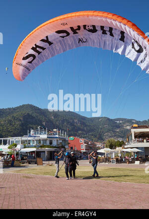 Paragliding in Oludeniz, in der Nähe von Fethiye, Türkei. Kommen, um am Strand zu landen. Stockfoto