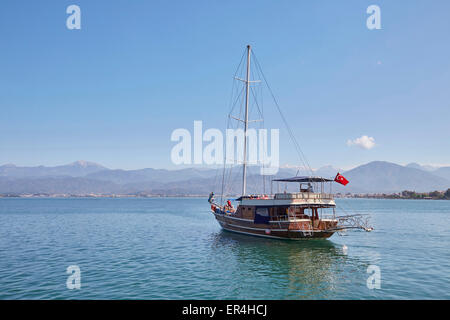 Eines der hölzernen Gulet Kardesler Boote für Ausflüge wie zum Beispiel die 12 Inselrundfahrt vom Hafen von Fethiye, Türkei. Stockfoto