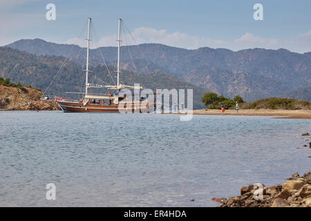 Eines der hölzernen Gulet Kardesler Boote für Ausflüge wie zum Beispiel die 12 Inselrundfahrt vom Hafen von Fethiye, Türkei. Stockfoto