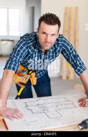 Porträt der schönen Bauarbeiter mit home Pläne. Pilzno, Polen Stockfoto