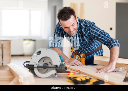 Lächelnde Tischler Prüfung Ergebnis seiner Arbeit. Pilzno, Polen Stockfoto