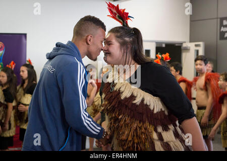 Christchurch, Neuseeland. 27. Mai 2015. Christchurch, New Zealand - 27. Mai 2015 - Team-Kapitän Kevin Akpoguma Deutschlands wird mit einem traditionellen Hongi von einer Kapa Haka-Gruppe bei seiner Ankunft in Christchurch International Airport vor der FIFA-U20-WM am 27. Mai 2015 in Christchurch, Neuseeland begrüßt werden. Bildnachweis: Dpa/Alamy Live-Nachrichten Stockfoto