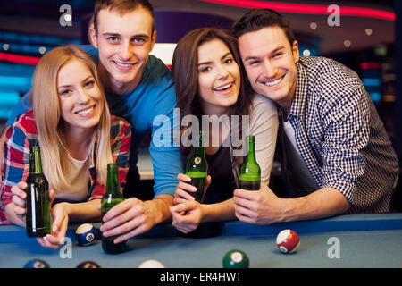 Freunde hängen auf der Bowlingbahn Stockfoto