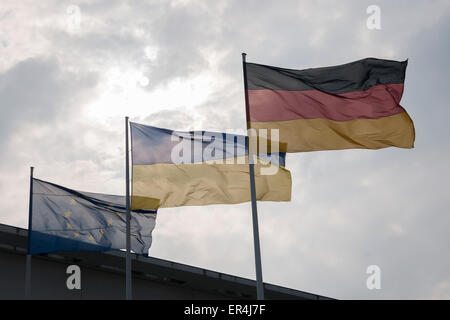 EU Europäische ukrainischen deutschen Fahnen Bundeskanzleramt Berlin Deutschland Stockfoto