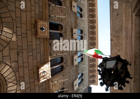 Palazzo in der Streeets von Siena am Tag der Palio di Siena, Siena, Toskana, Italien Stockfoto