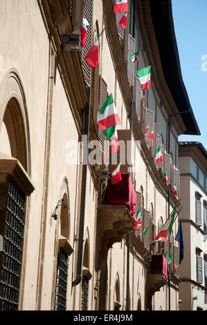 Italienischen Fahnen auf einem Palazzo am Tag des Il Palio di Siena, Siena, Toskana, Italien Stockfoto