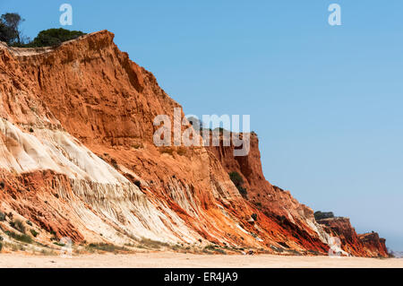 Klippen am Praia da Falesia in der Nähe von Villamoura in Portugal Region algarve Stockfoto