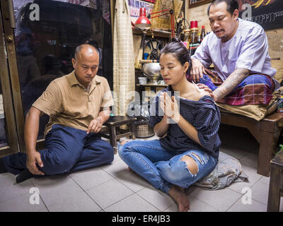 Bangkok, Bangkok, Thailand. 25. Mai 2015. PAT, eine Thai-Frau, eine Tätowierung bekommt ein Tattoo von AJARN NENG ONNUT in seinem Sak Yant Tattoo-Studio. Sak Yant (Thai für "Tattoos von mystischen Zeichnungen ''-Sak = Tattoo, Yantra = mystische Zeichnung) Tattoos sind beliebt in Thailand, Kambodscha, Laos und Myanmar. Die Tattoos werden geglaubt, um magische Kräfte zu den Menschen zu vermitteln, die sie haben. Menschen bekommen die Tätowierungen zu besonderen Bedürfnissen. Zum Beispiel eine Geschäftsperson bekäme eine Tätowierung, sein Geschäft erfolgreich zu machen, und ein Soldat bekäme eine Tätowierung, ihm im Kampf zu helfen. Die Tattoos sind von gesegnet. Stockfoto