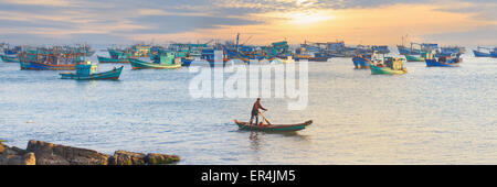 Traditionelle blaue hölzerne Fischerboote im Ozean, Asien. Panorama horizontal Cover layout Stockfoto