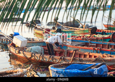 Traditionelle blaue hölzerne Fischerboote im Ozean, Asien Stockfoto