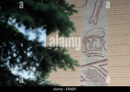 Kiew, Ukraine. 27. Mai 2015. Sowjetische Symbole auf Gebäuden © Nazar Furyk/ZUMA Wire/ZUMAPRESS.com/Alamy Live News Stockfoto