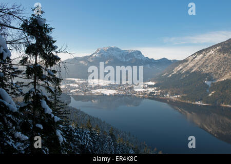 Blick vom Tressensattel über Altausseer See mit Altaussee Dorf und Sandlings-Berg im winter Stockfoto