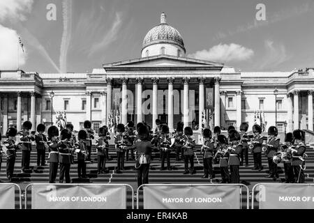 Die Band der Grenadier Guards führen Sie auf dem Trafalgar Square im Rahmen des 70. Jahrestages des VE Day, London, England Stockfoto