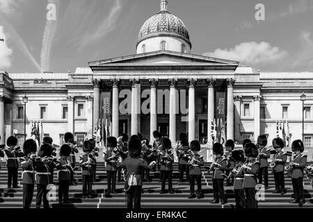 Die Band der Grenadier Guards führen Sie auf dem Trafalgar Square im Rahmen des 70. Jahrestages des VE Day, London, England Stockfoto