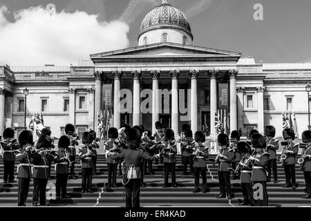 Die Band der Grenadier Guards führen Sie auf dem Trafalgar Square im Rahmen des 70. Jahrestages des VE Day, London, England Stockfoto