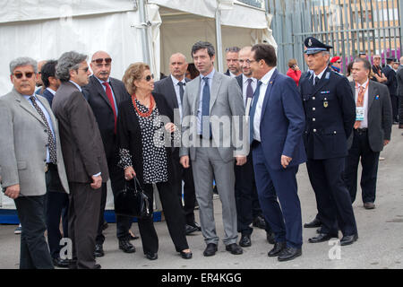 Palermo, Italien. 23. Mai 2015. Palermo hält den 23. Jahrestag des Massakers Capaci. Andrea Orlando (Mitte), Justizminister, nimmt an der Gedenkfeier zu Ehren der Richter Giovanni Falcone im Jahr 1992 von der Mafia ermordet. © Antonio Melita/Pacific Press/Alamy Live-Nachrichten Stockfoto