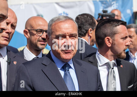 Palermo, Italien. 23. Mai 2015. Palermo hält den 23. Jahrestag des Massakers Capaci. Pietro Grasso, Präsident des italienischen Senats nimmt an der Gedenkfeier zu Ehren der Richter Giovanni Falcone im Jahr 1992 von der Mafia ermordet. © Antonio Melita/Pacific Press/Alamy Live-Nachrichten Stockfoto