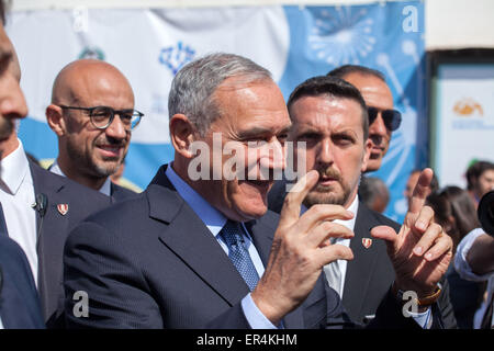 Palermo, Italien. 23. Mai 2015. Palermo hält den 23. Jahrestag des Massakers Capaci. Pietro Grasso, Präsident des italienischen Senats nimmt an der Gedenkfeier zu Ehren der Richter Giovanni Falcone im Jahr 1992 von der Mafia ermordet. © Antonio Melita/Pacific Press/Alamy Live-Nachrichten Stockfoto