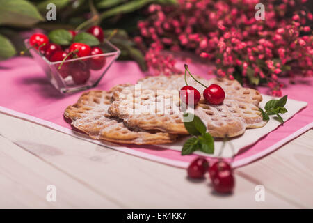 Frische Waffeln mit Früchten im Sommer. Debica, Polen Stockfoto