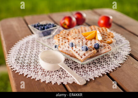 Frische Waffeln mit Früchten im Sommer. Debica, Polen Stockfoto