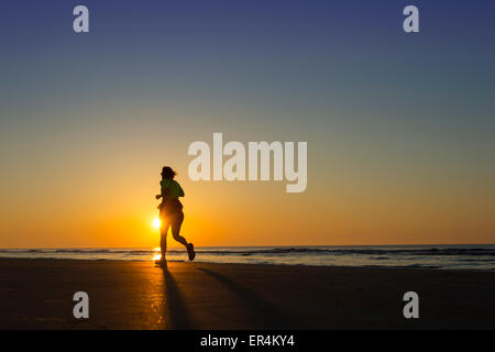 Frühen Morgen Sunrise Beach Run Stockfoto