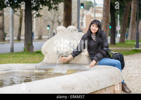 Touristischen Mädchen besuchen der Löwenbrunnen in der Nähe der Santa Maria in Cosmedin in Rom (Italien) Stockfoto