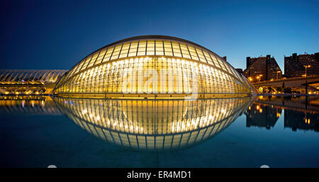 Weitwinkel Nachtansicht des hemisphärischen Gebäudes in der Stadt der Künste und Wissenschaften von Valencia Stockfoto