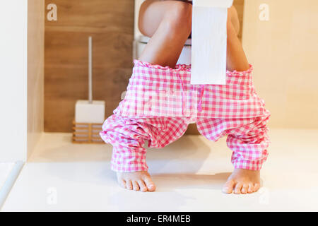 Nahaufnahme von Frau auf Toilette morgens. Debica, Polen Stockfoto