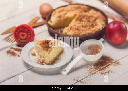Apple Pie mit Zimt auf Holzbohlen. Debica, Polen Stockfoto