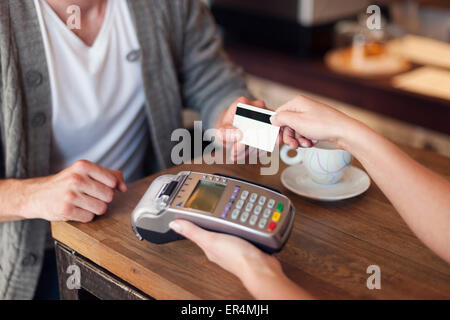 Nahaufnahme des Kunden per Kreditkarte zahlen. Krakau, Polen Stockfoto