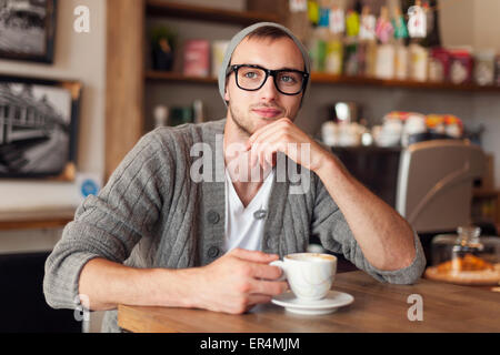 Porträt von stilvollen Mann im Café. Krakau, Polen Stockfoto