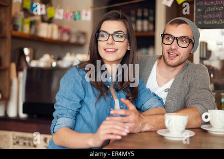 Hipster-paar im Gespräch mit Freunden im Café. Krakau, Polen Stockfoto