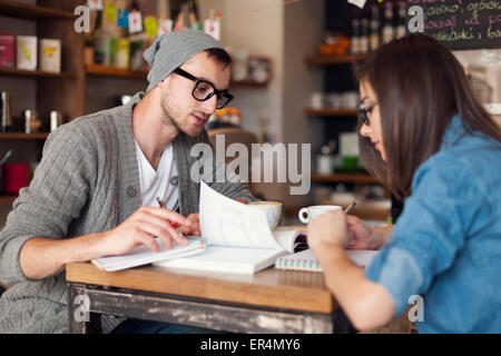 Konzentrieren Sie College-Studenten im Café Prüfungsvorbereitung. Krakau, Polen Stockfoto