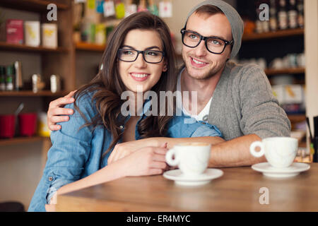 Umarmen paar gemeinsam im Café verbringen. Krakau, Polen Stockfoto