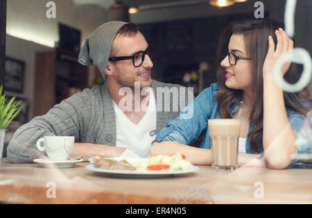 Junges Paar verbringt viel Zeit zusammen im Restaurant. Krakau, Polen Stockfoto
