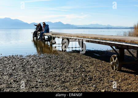 Leute sitzen auf einem mobilen Rad Pier, Chiemsee Chiemgau oberen Bayern Deutschland Europa Stockfoto