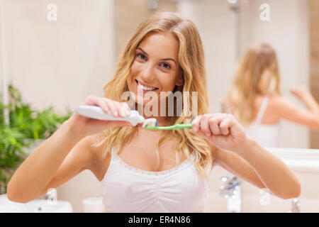 Schöne blonde Frau während der morgendlichen Routine. Debica, Polen Stockfoto