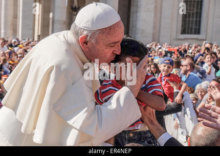 Vatikan-Stadt. 27. Mai 2015. Franziskus, Generalaudienz 27. Mai 2015, Sankt Petersplatz Credit: wirklich einfach Star/Alamy Live-Nachrichten Stockfoto