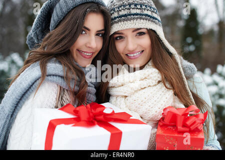 Schöne Mädchen mit Weihnachtsgeschenken. Debica, Polen Stockfoto