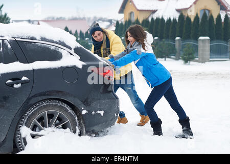 In Schneewehe stecken Auto ist großes Problem für uns. Debica, Polen Stockfoto